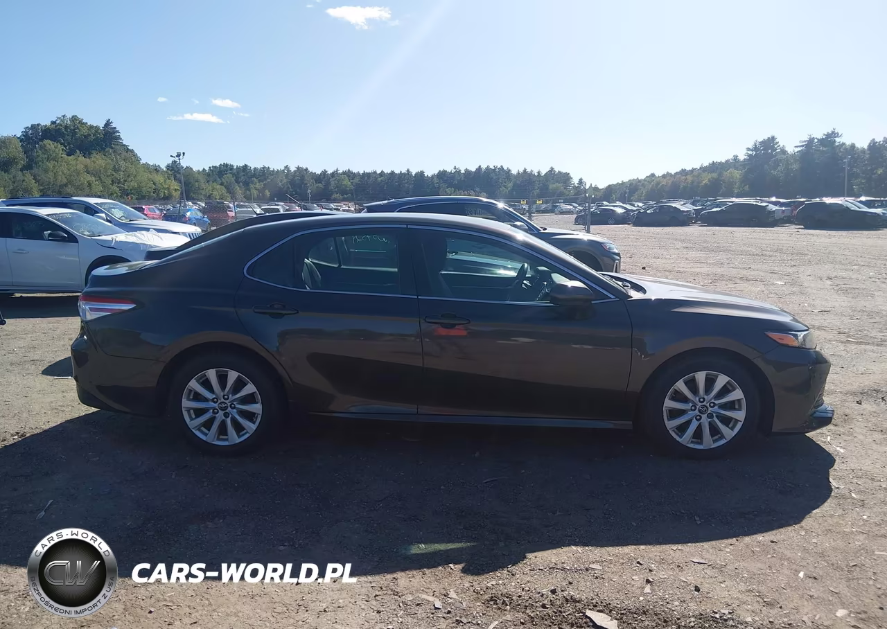 2018 Toyota Camry Le VIN:4T1B11HK2JU061714 - 12