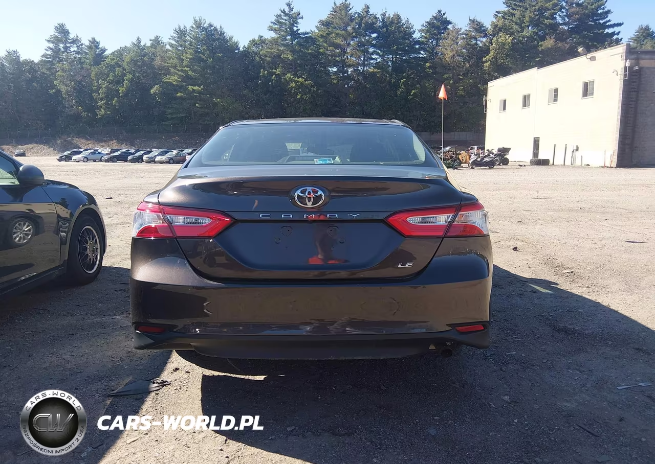 2018 Toyota Camry Le VIN:4T1B11HK2JU061714 - 15