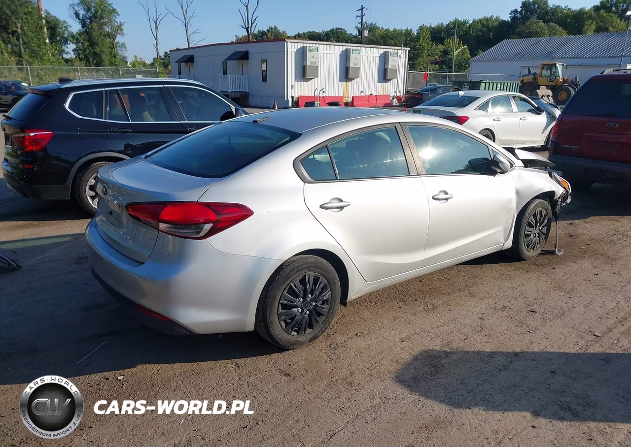 2017 Kia Forte Lx VIN:3KPFK4A7XHE108586 - 4