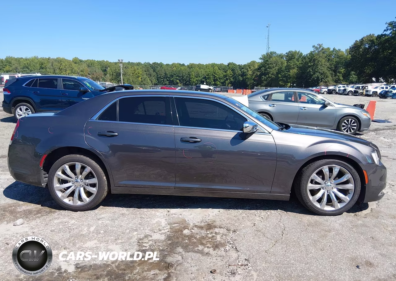 2020 Chrysler 300 Touring VIN:2C3CCAAG2LH203031 - 13