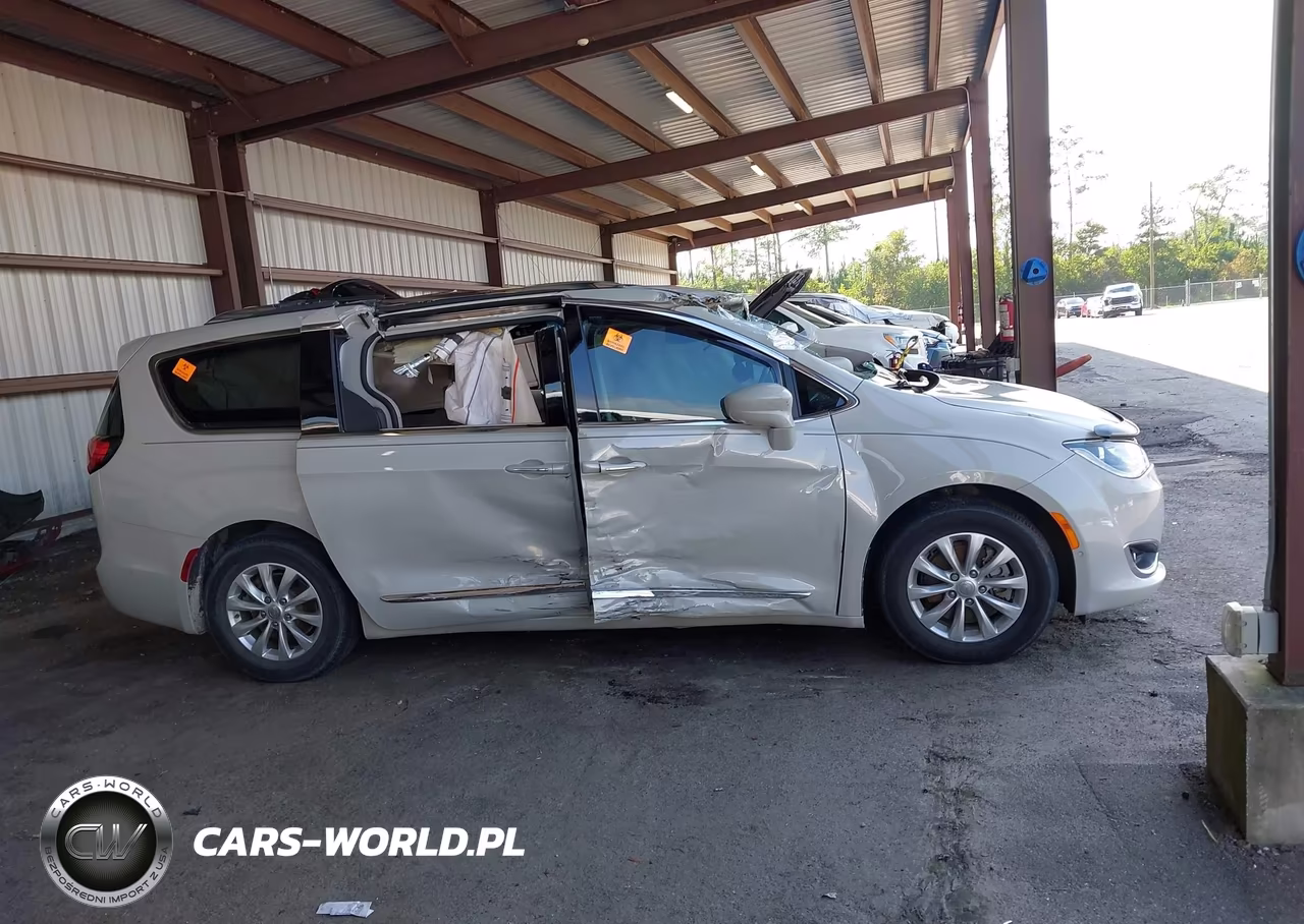 2019 Chrysler Pacifica Touring L VIN:2C4RC1BG8KR588026 - 13
