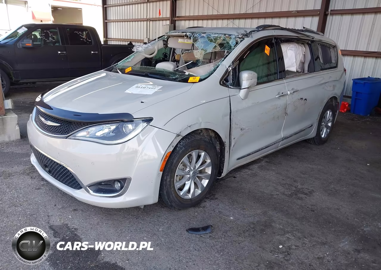 2019 Chrysler Pacifica Touring L VIN:2C4RC1BG8KR588026 - 2