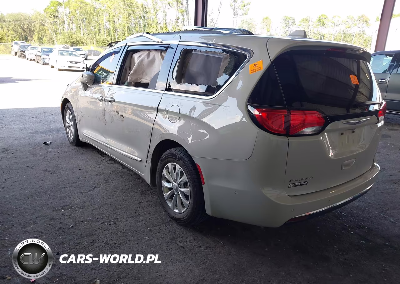 2019 Chrysler Pacifica Touring L VIN:2C4RC1BG8KR588026 - 3
