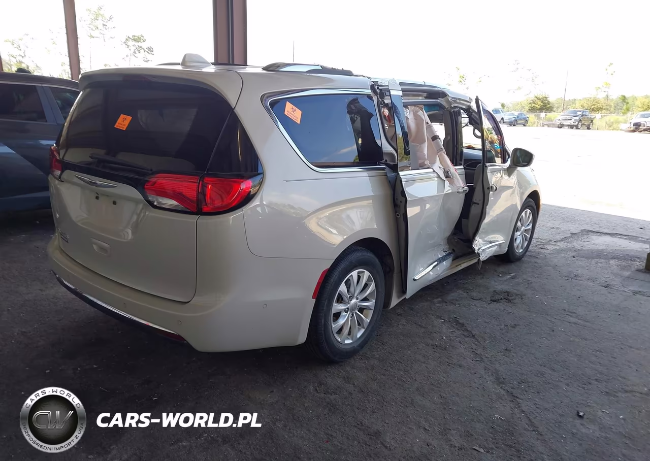2019 Chrysler Pacifica Touring L VIN:2C4RC1BG8KR588026 - 4