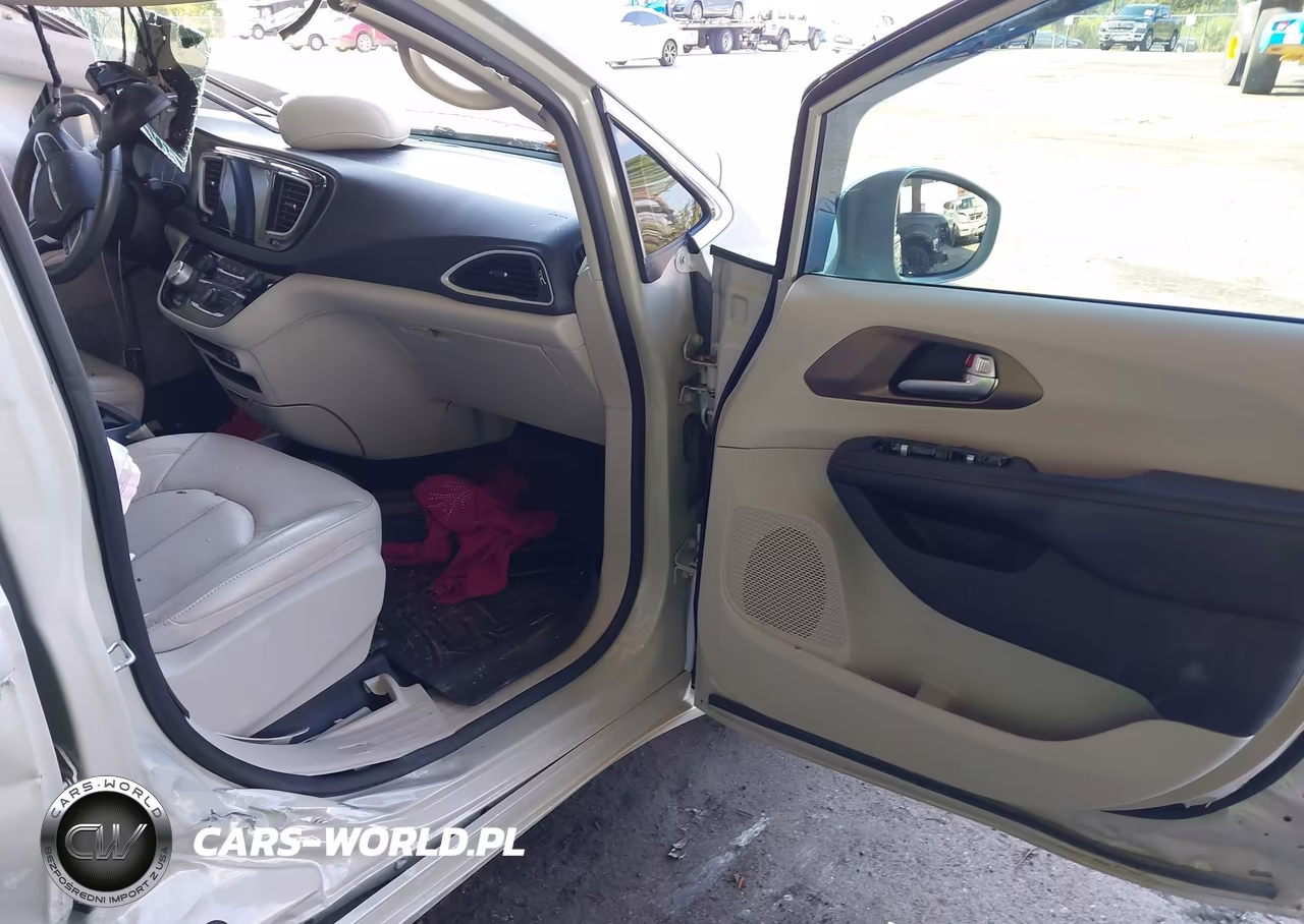2019 Chrysler Pacifica Touring L VIN:2C4RC1BG8KR588026 - 5
