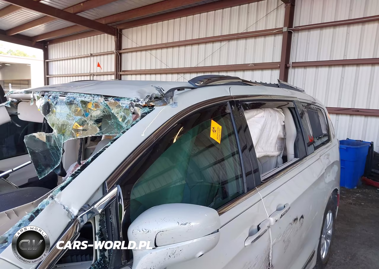 2019 Chrysler Pacifica Touring L VIN:2C4RC1BG8KR588026 - 6