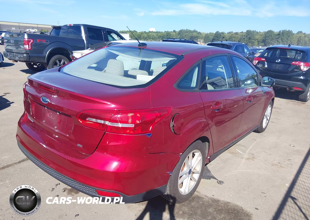 2017 Ford Focus Se VIN:1FADP3F24HL253247 - 4