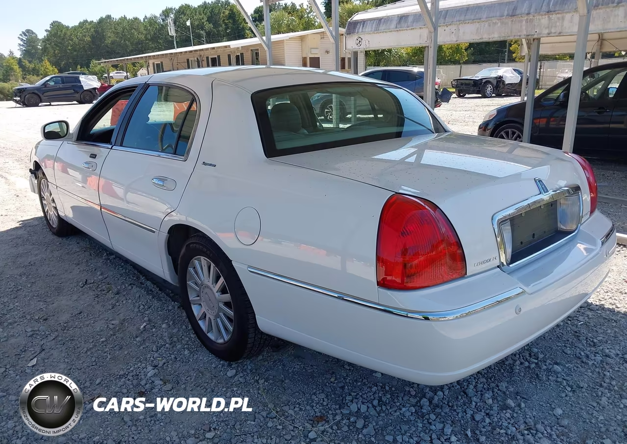 2005 Lincoln Town Car Signature VIN:1LNHM81W55Y645353 - 3