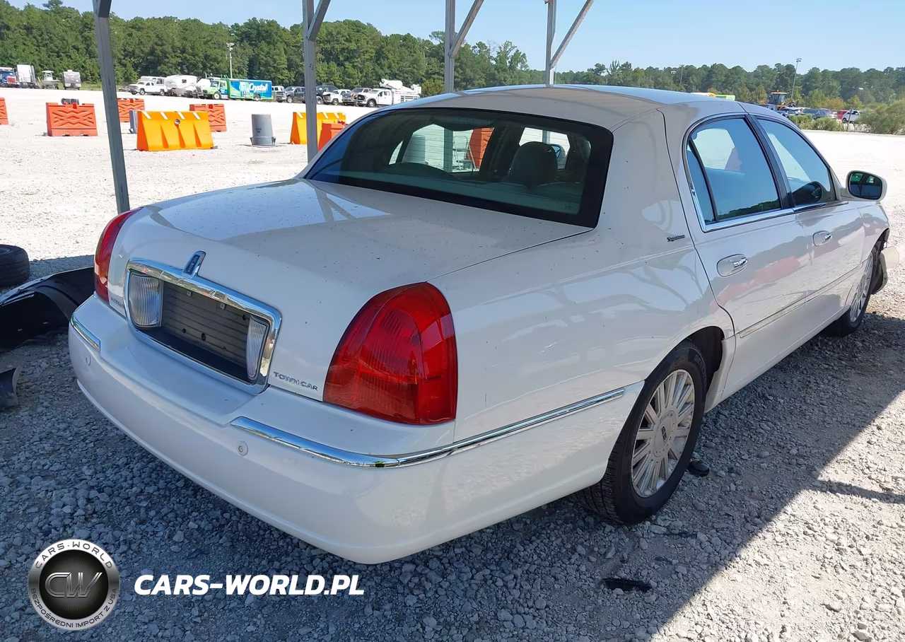2005 Lincoln Town Car Signature VIN:1LNHM81W55Y645353 - 4