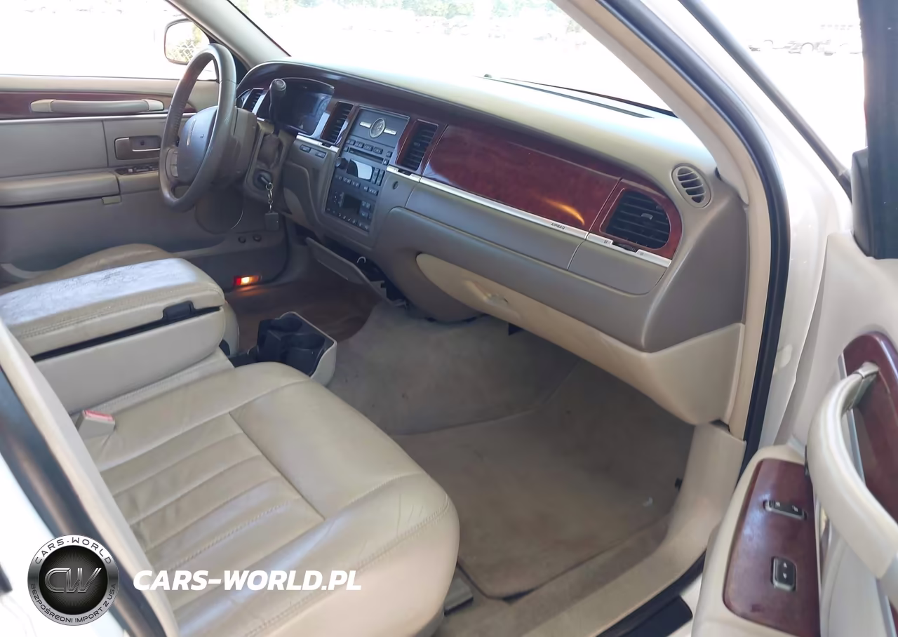 2005 Lincoln Town Car Signature VIN:1LNHM81W55Y645353 - 5
