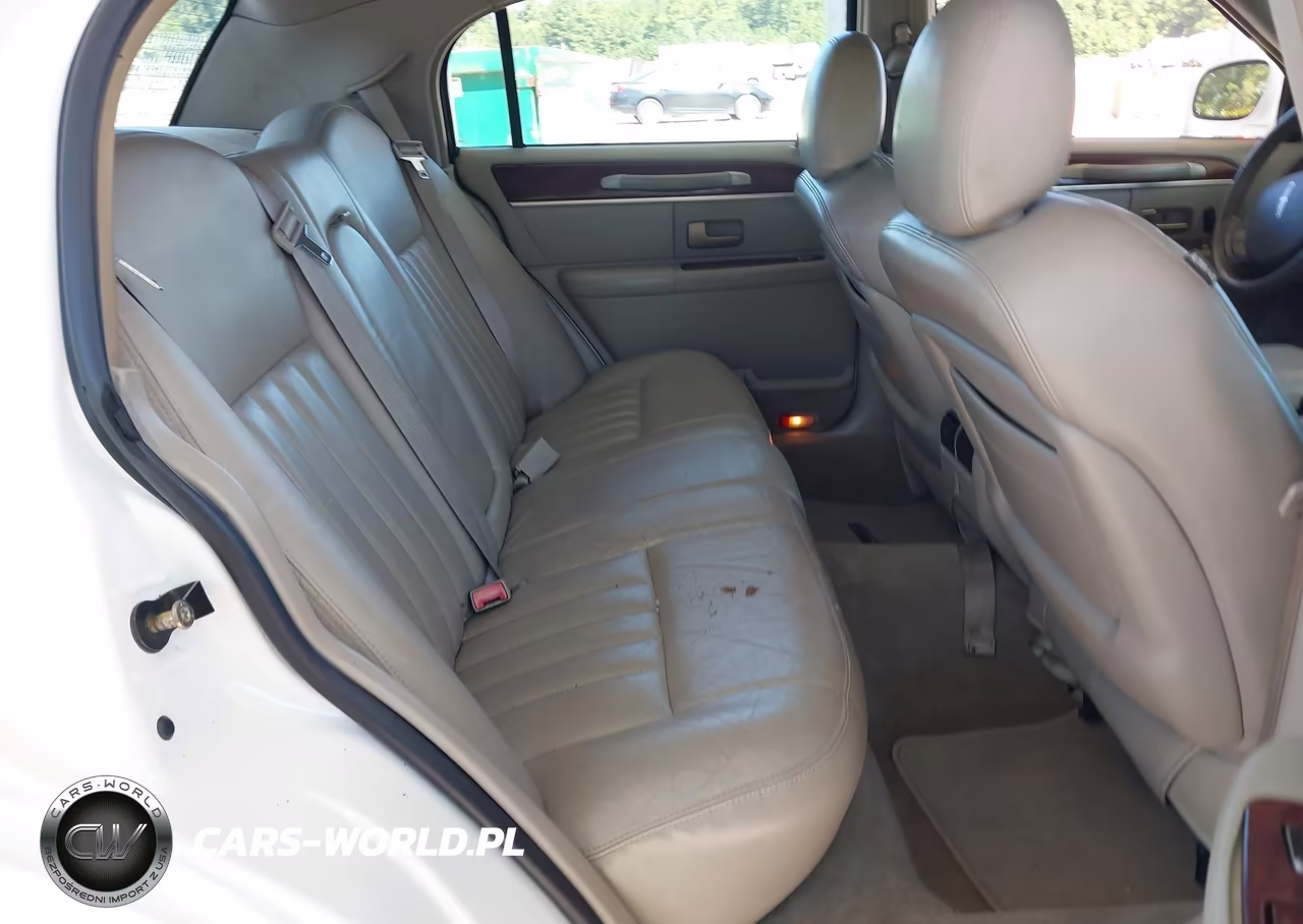 2005 Lincoln Town Car Signature VIN:1LNHM81W55Y645353 - 8