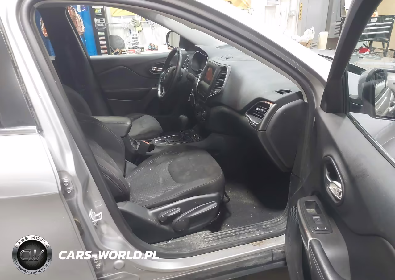 2019 Jeep Cherokee Latitude 4X4 VIN:1C4PJMCBXKD288170 - 5