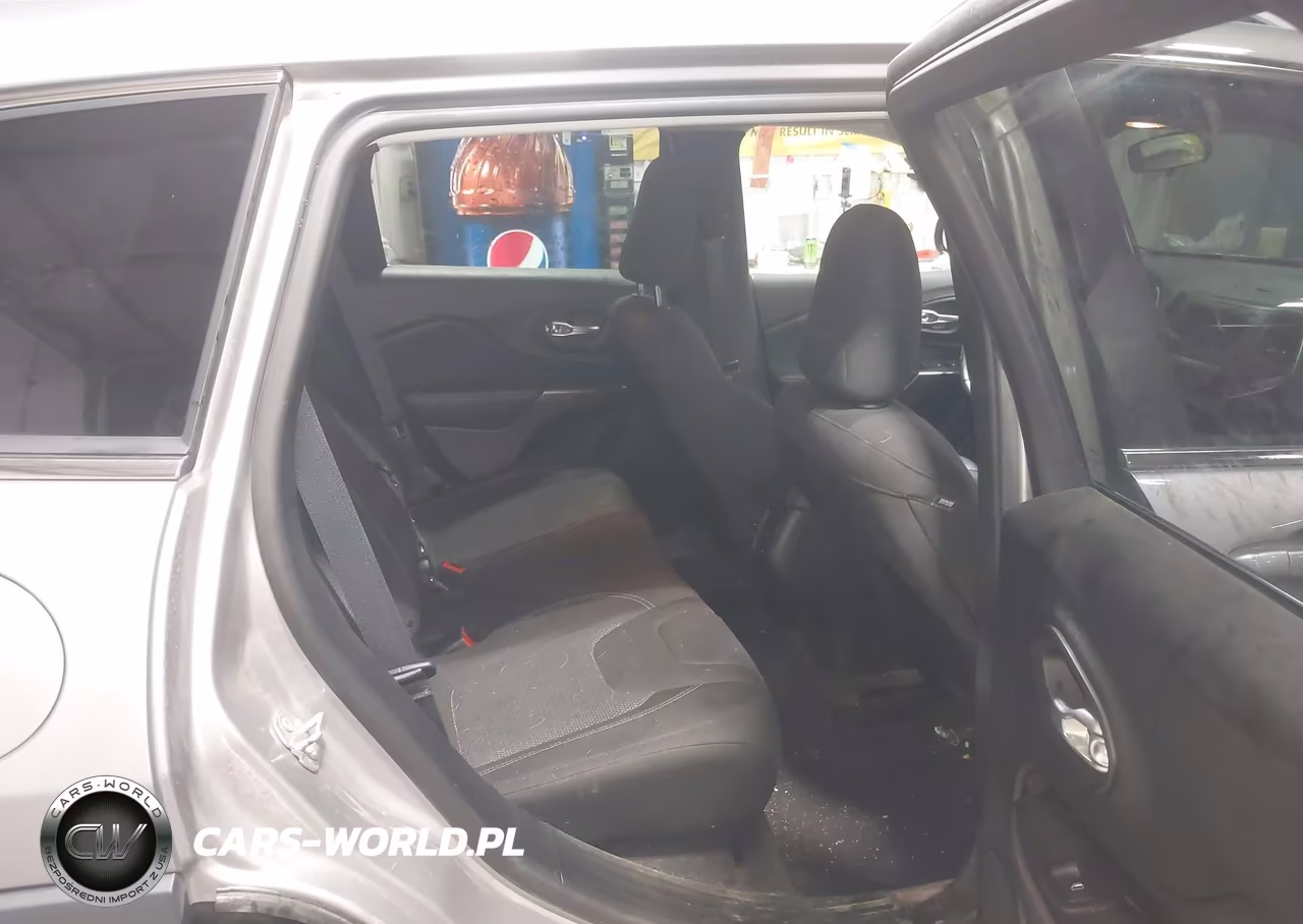 2019 Jeep Cherokee Latitude 4X4 VIN:1C4PJMCBXKD288170 - 8