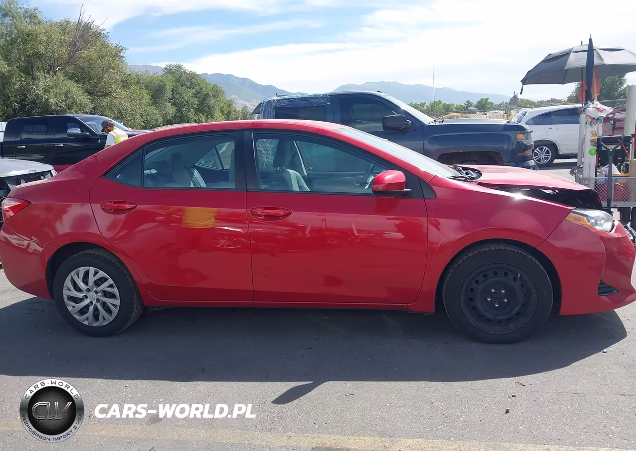 2018 Toyota Corolla Le VIN:2T1BURHE7JC119981 - 13