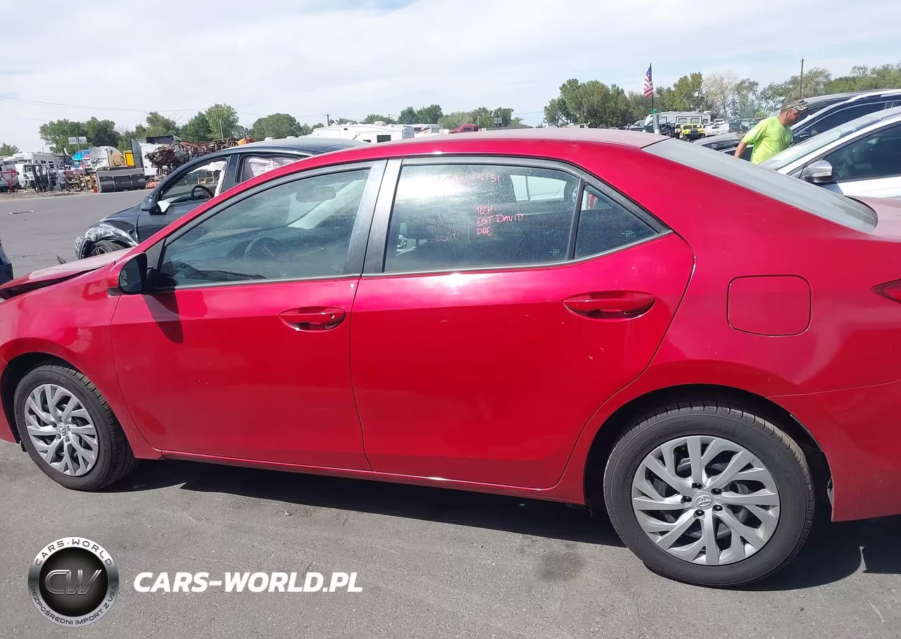 2018 Toyota Corolla Le VIN:2T1BURHE7JC119981 - 14