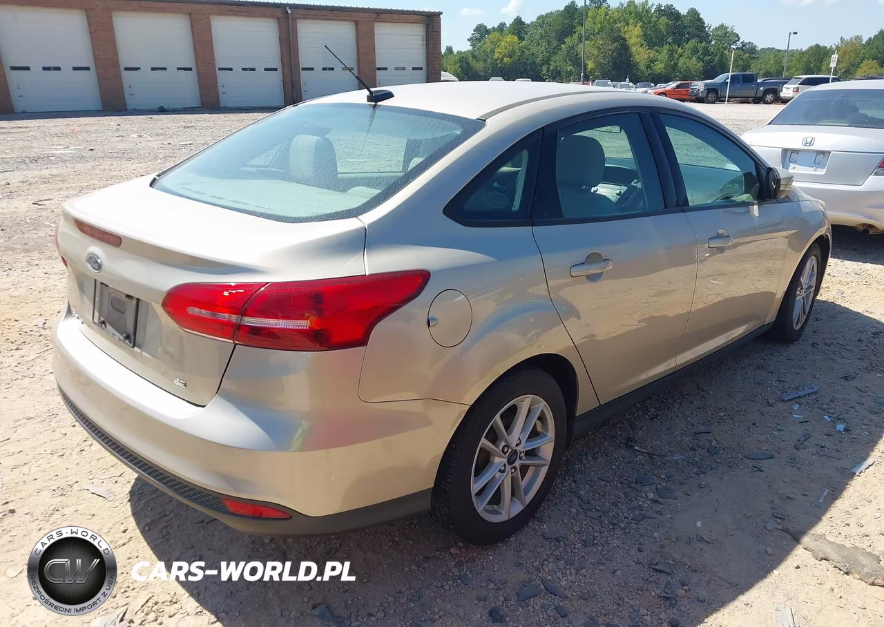 2017 Ford Focus Se VIN:1FADP3F21HL301271 - 4