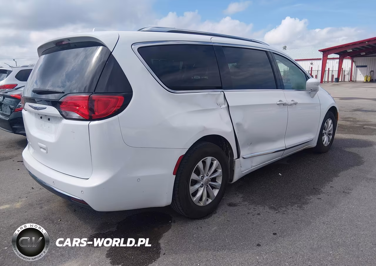 2019 Chrysler Pacifica Touring L VIN:2C4RC1BGXKR626551 - 4