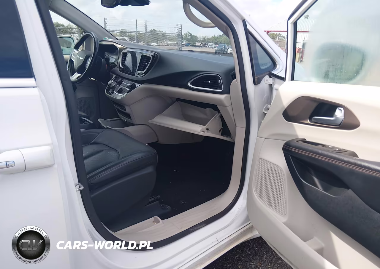 2019 Chrysler Pacifica Touring L VIN:2C4RC1BGXKR626551 - 5