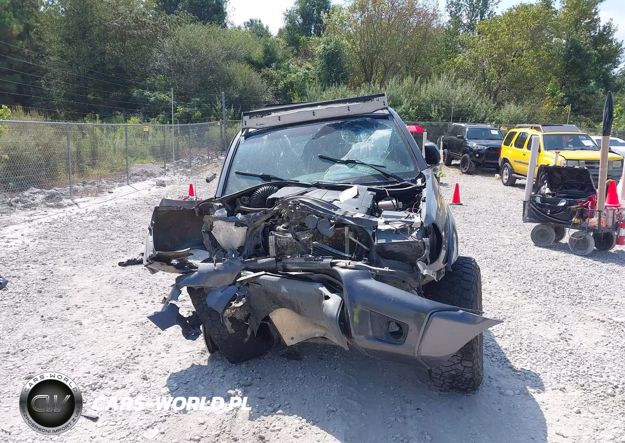 2015 Toyota Tacoma Base V6 VIN:3TMLU4EN6FM192270 - 11