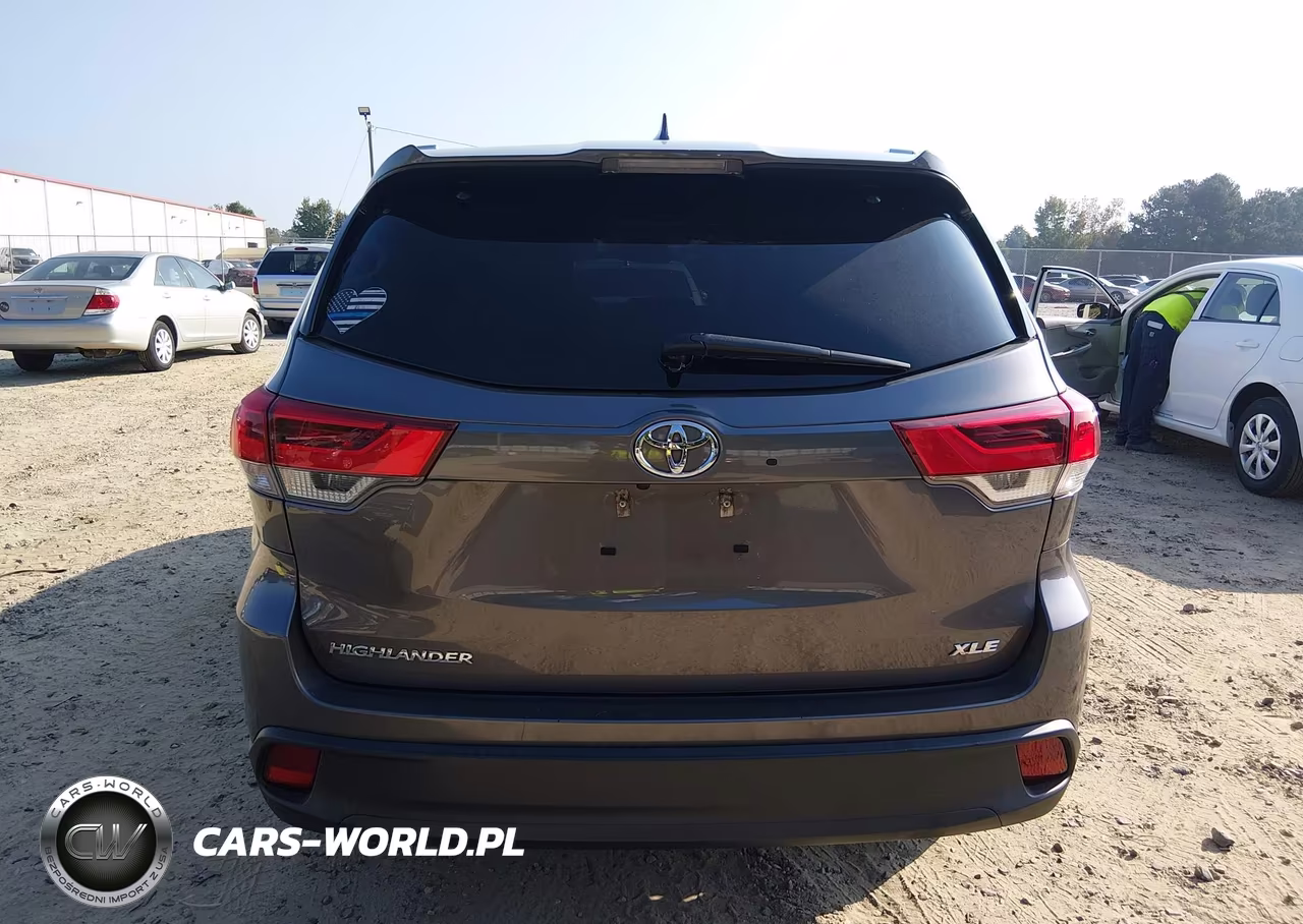 2018 Toyota Highlander Xle VIN:5TDKZRFH6JS549152 - 17