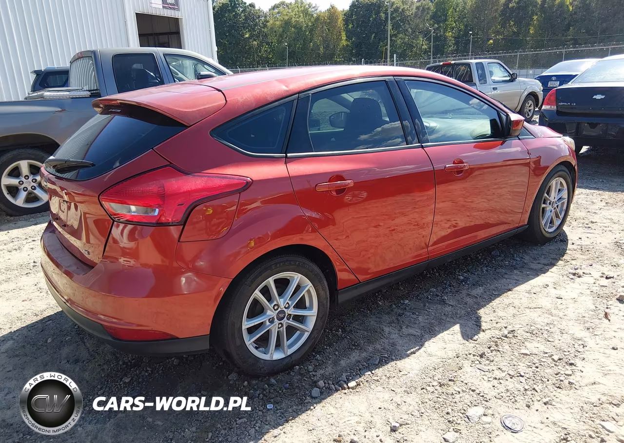 2018 Ford Focus Se VIN:1FADP3K24JL243121 - 4