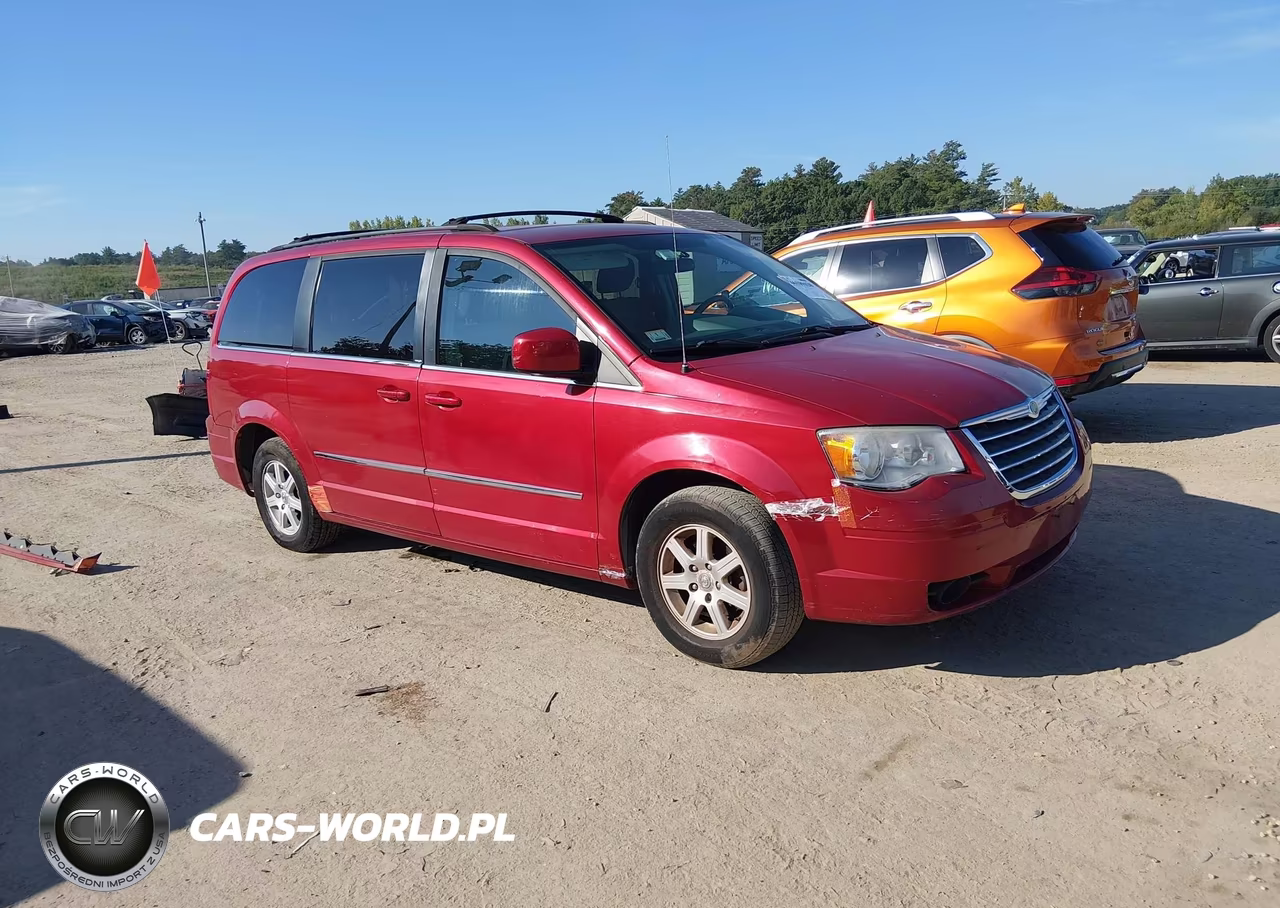 2010 Chrysler Town & Country Touring – zdjęcie 1 z 11