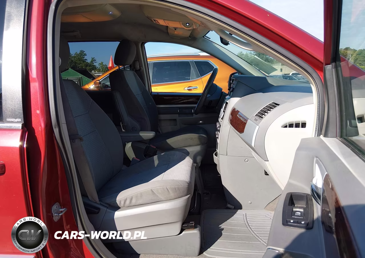 2010 Chrysler Town & Country Touring VIN:2A4RR5D18AR136827 - 5