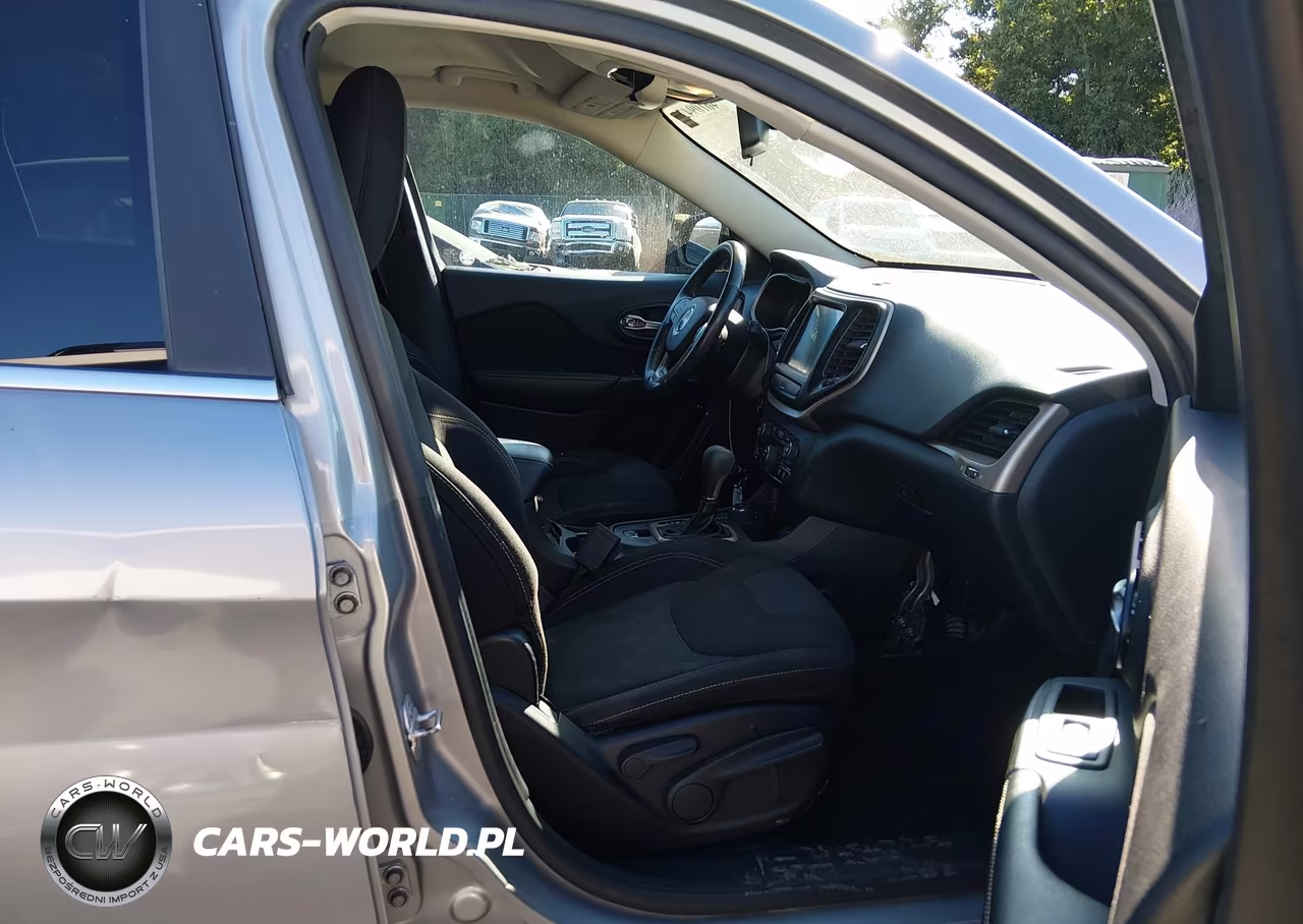 2016 Jeep Cherokee Latitude VIN:1C4PJMCS5GW221231 - 5
