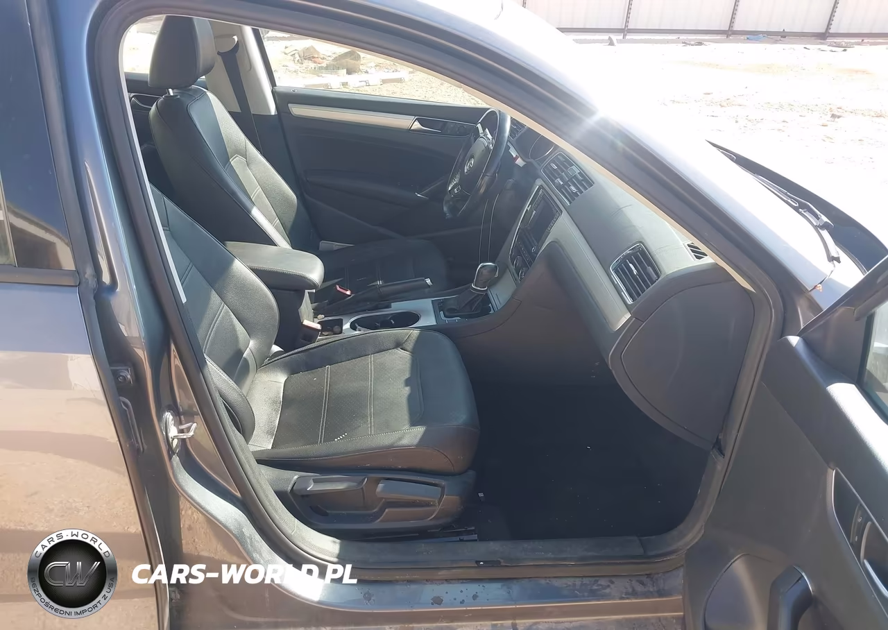 2019 Volkswagen Passat 2.0T Wolfsburg Edition VIN:1VWLA7A31KC009199 - 5