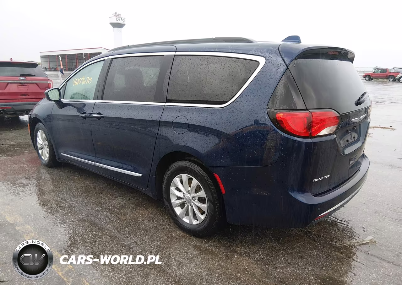 2017 Chrysler Pacifica Touring-L VIN:2C4RC1BG4HR687905 - 3