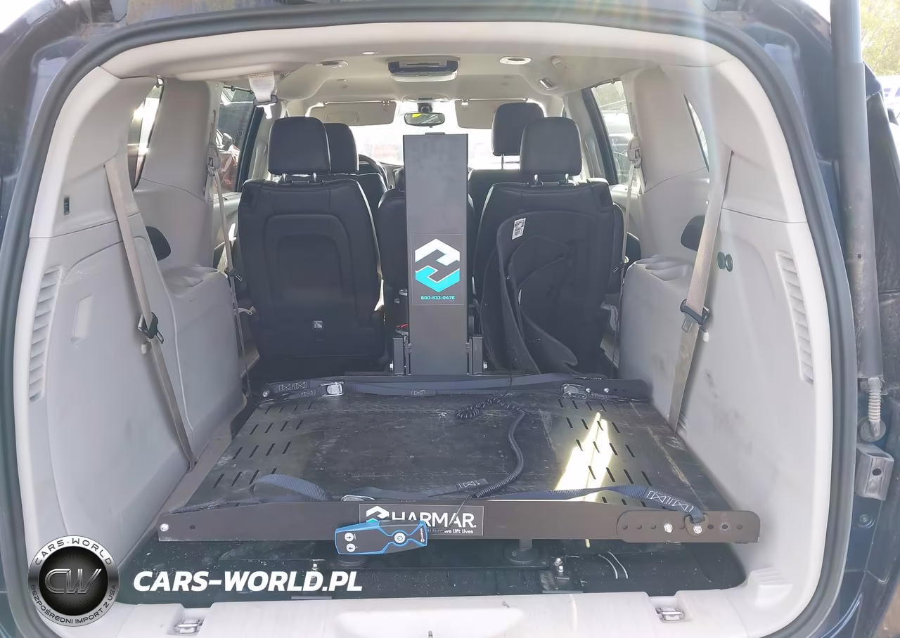 2019 Chrysler Pacifica Touring L VIN:2C4RC1BG9KR715334 - 17