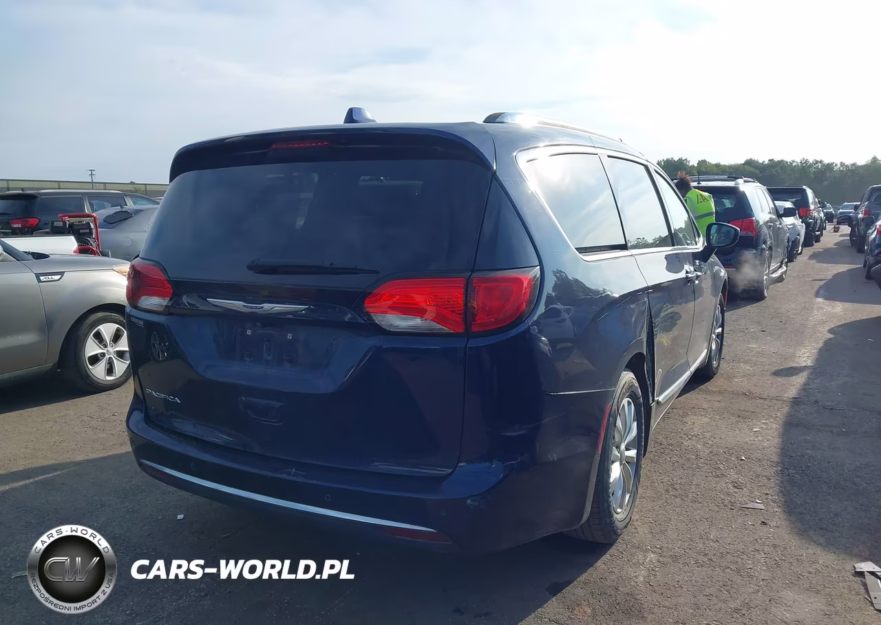 2019 Chrysler Pacifica Touring L VIN:2C4RC1BG9KR715334 - 4