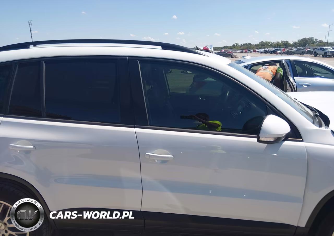 2016 Volkswagen Tiguan S VIN:WVGAV7AX7GW583874 - 12