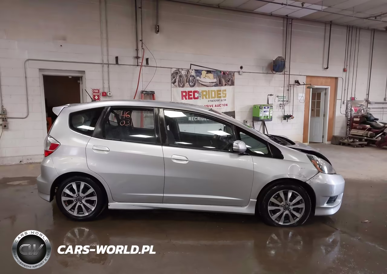 2013 Honda Fit Sport VIN:JHMGE8H5XDC035419 - 13