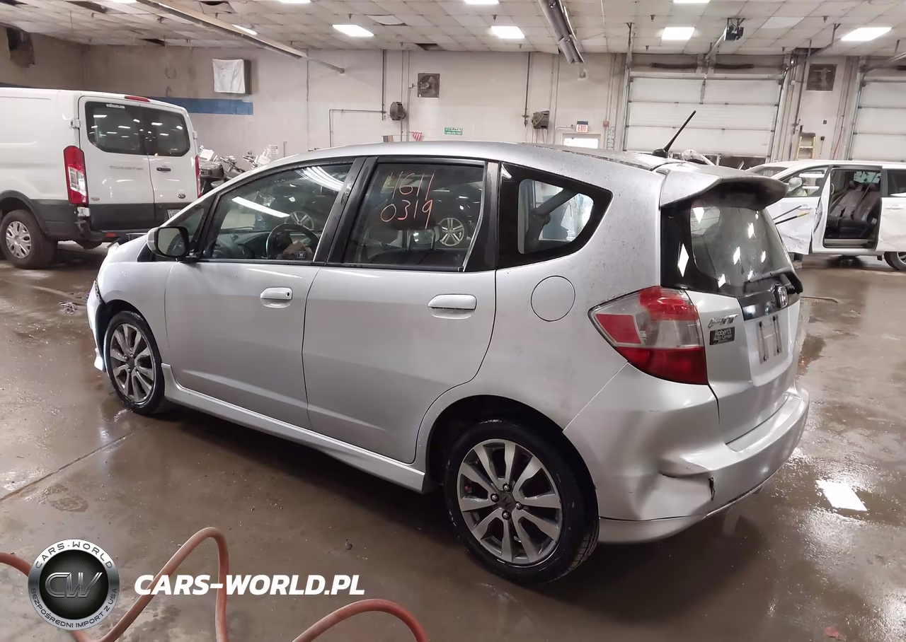 2013 Honda Fit Sport VIN:JHMGE8H5XDC035419 - 3