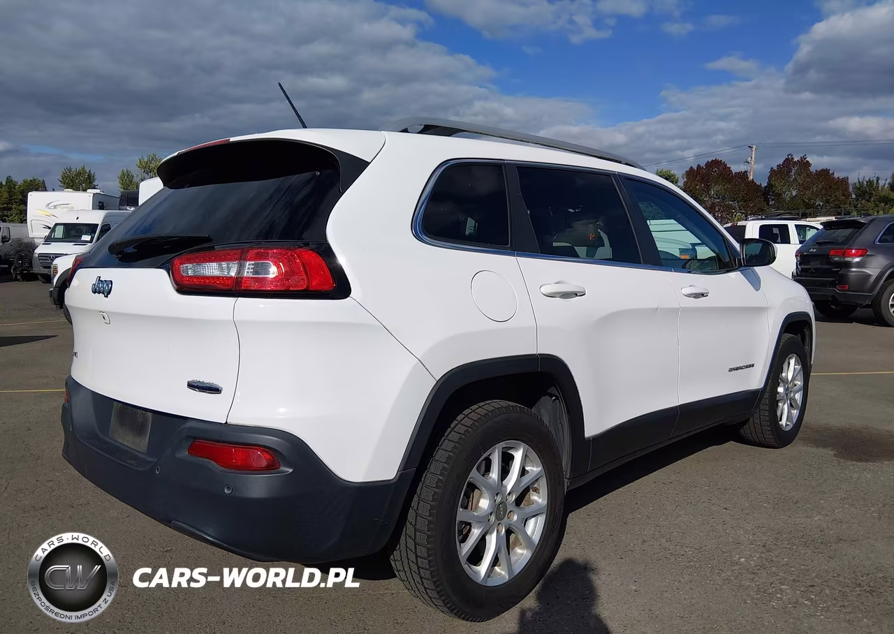 2018 Jeep Cherokee Latitude 4X4 VIN:1C4PJMCB9JD528582 - 4