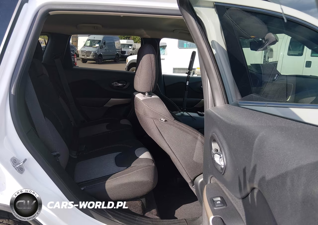 2018 Jeep Cherokee Latitude 4X4 VIN:1C4PJMCB9JD528582 - 8