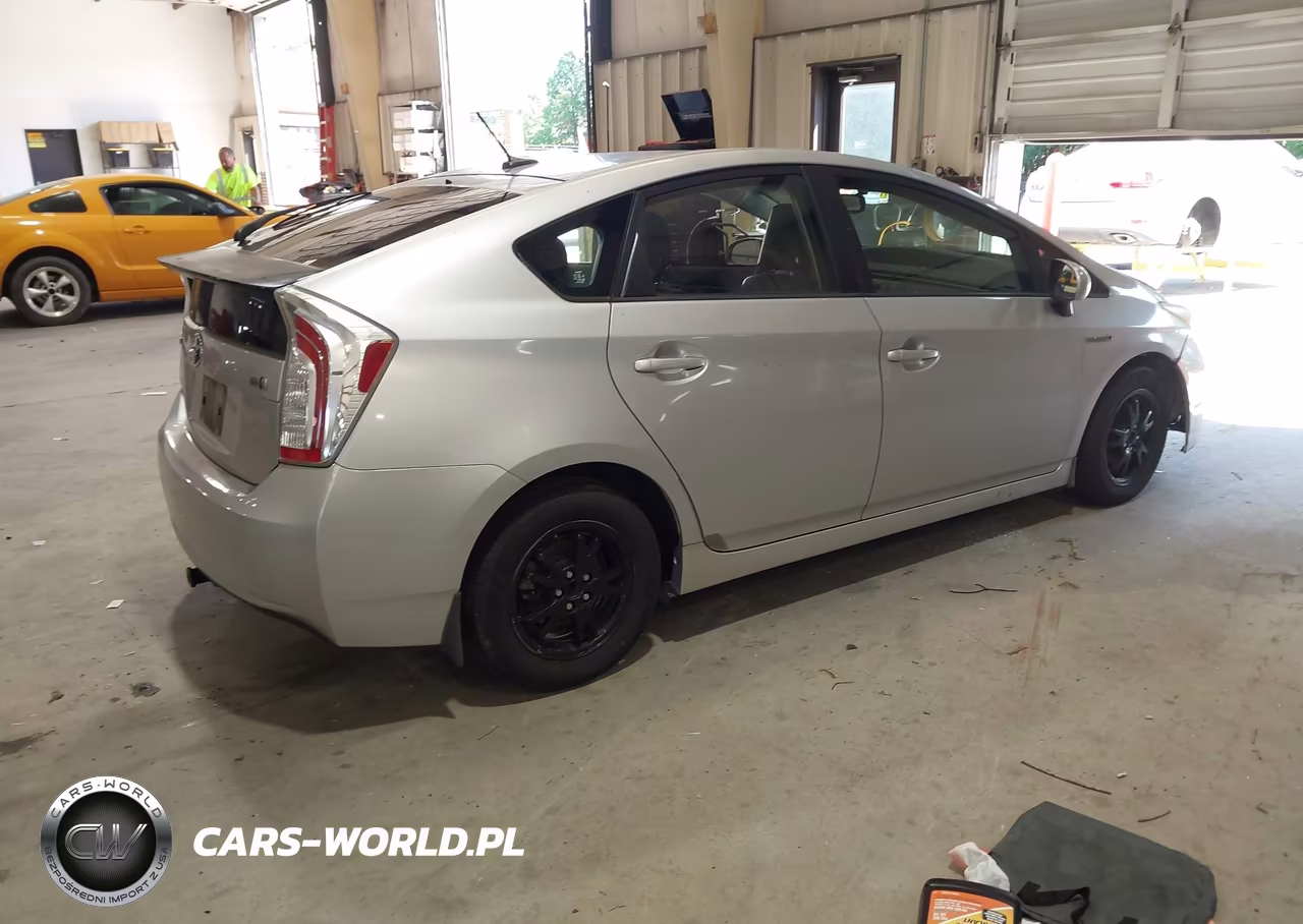 2014 Toyota Prius Three VIN:JTDKN3DU5E1765439 - 4