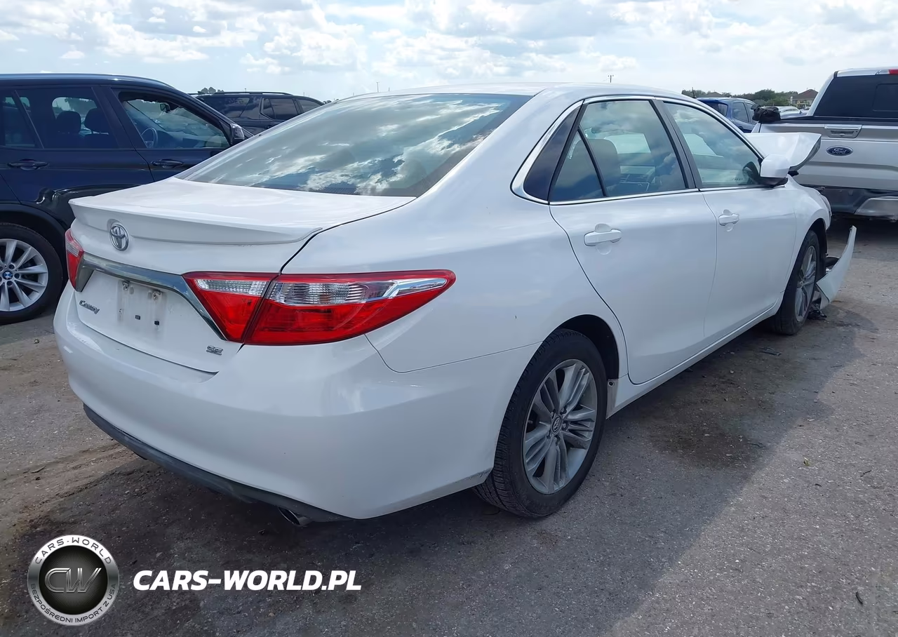 2015 Toyota Camry Se VIN:4T1BF1FKXFU063917 - 4