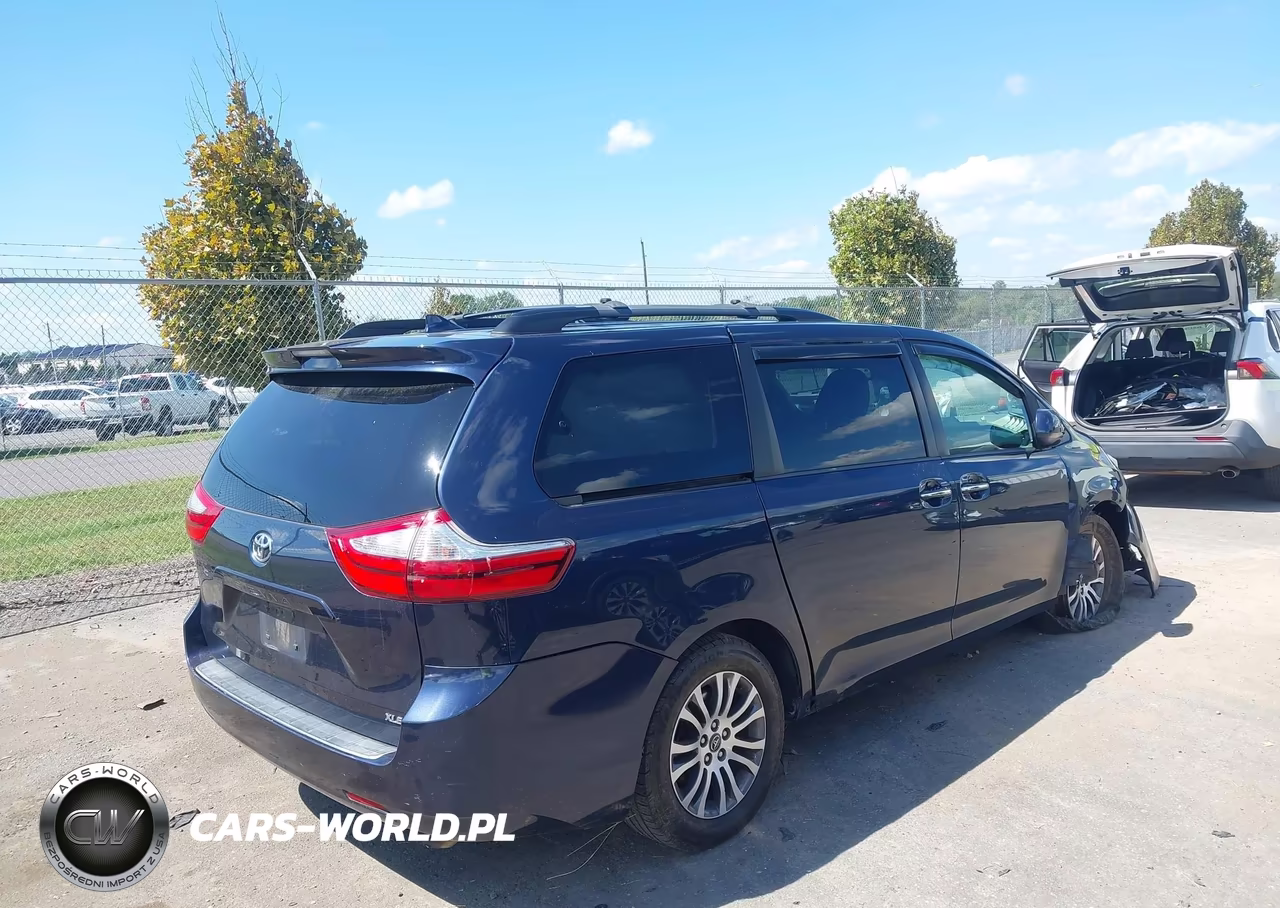 2018 Toyota Sienna Xle 8 Passenger VIN:5TDYZ3DC6JS957939 - 4