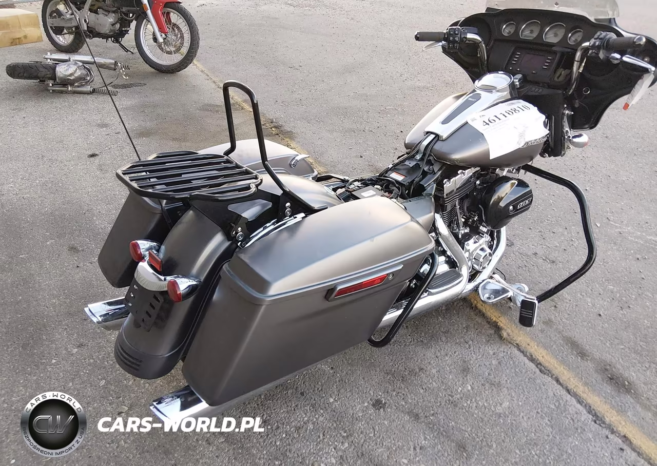 2015 Harley-Davidson Flhx Street Glide VIN:1HD1KBM16FB616892 - 4