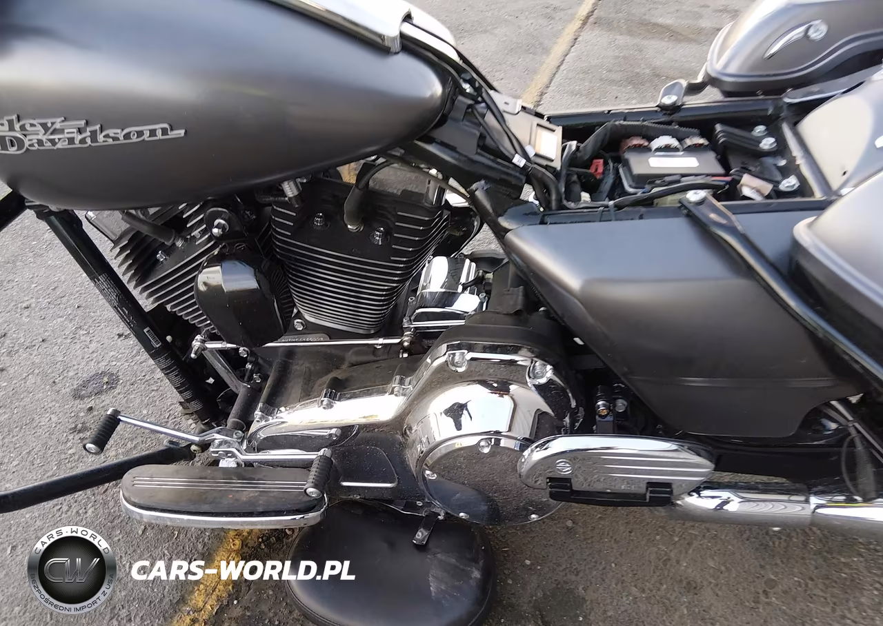 2015 Harley-Davidson Flhx Street Glide VIN:1HD1KBM16FB616892 - 9