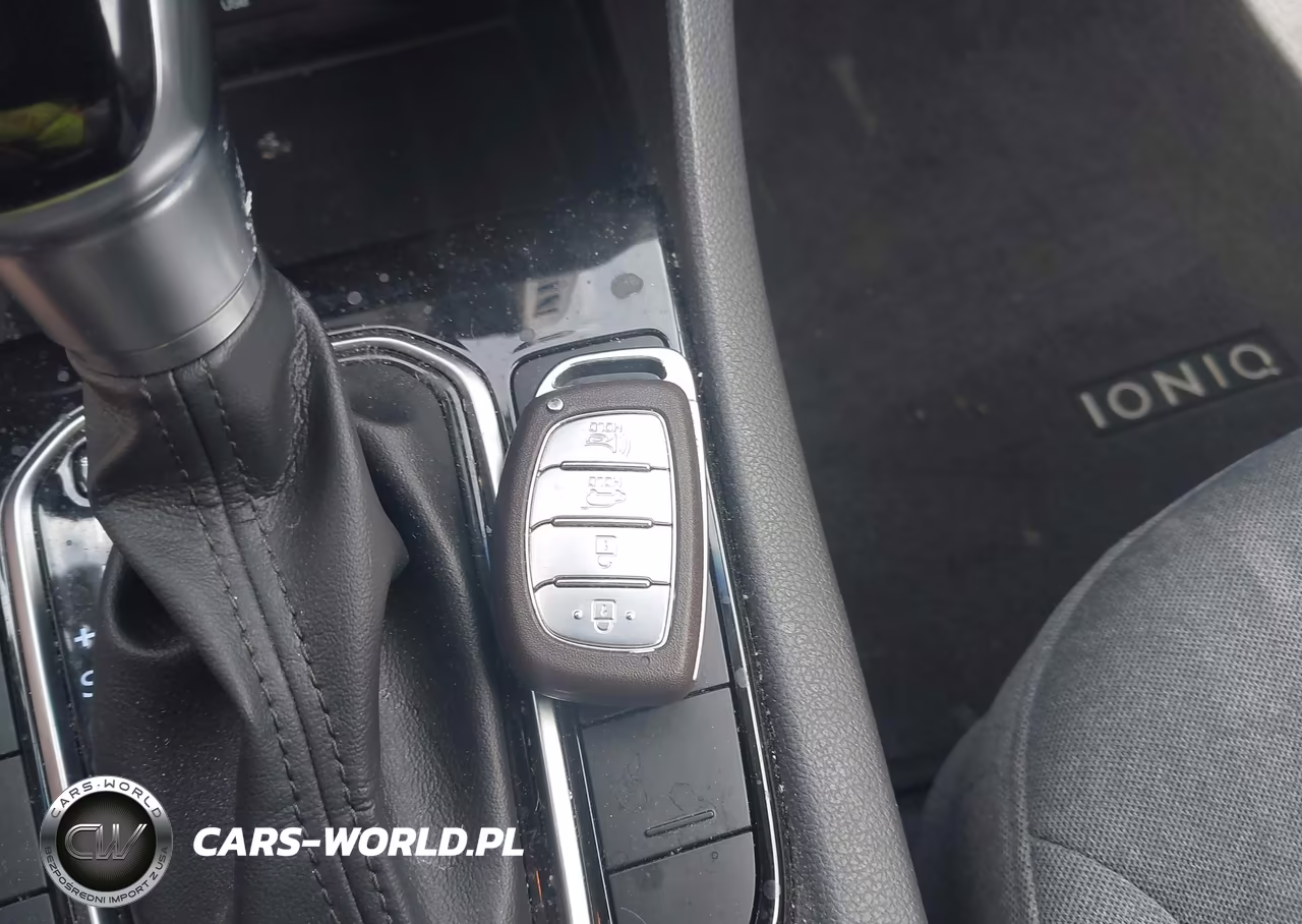 2020 Hyundai Ioniq Hybrid Blue VIN:KMHC65LC3LU233006 - 11