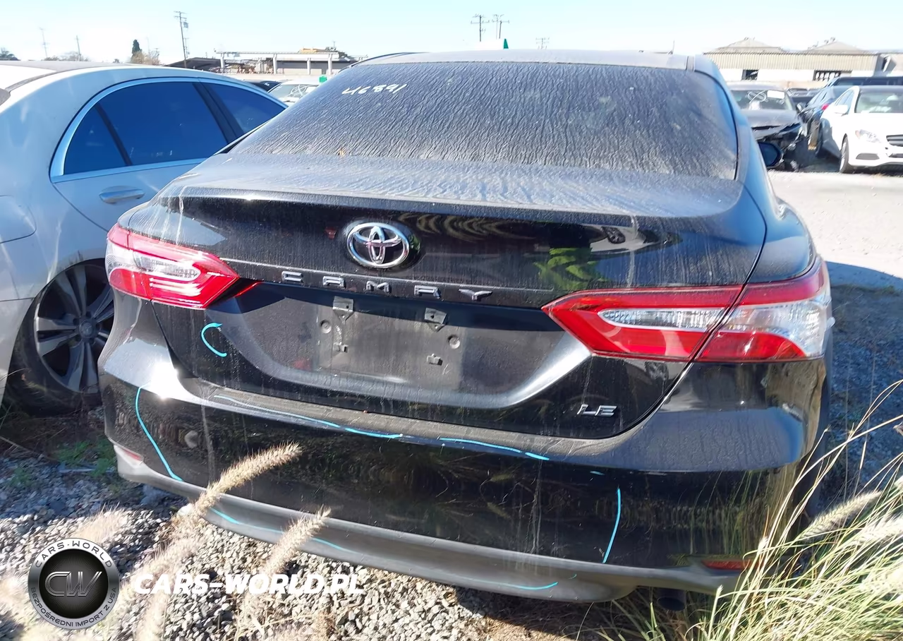 2018 Toyota Camry Le VIN:4T1B11HK3JU631963 - 17