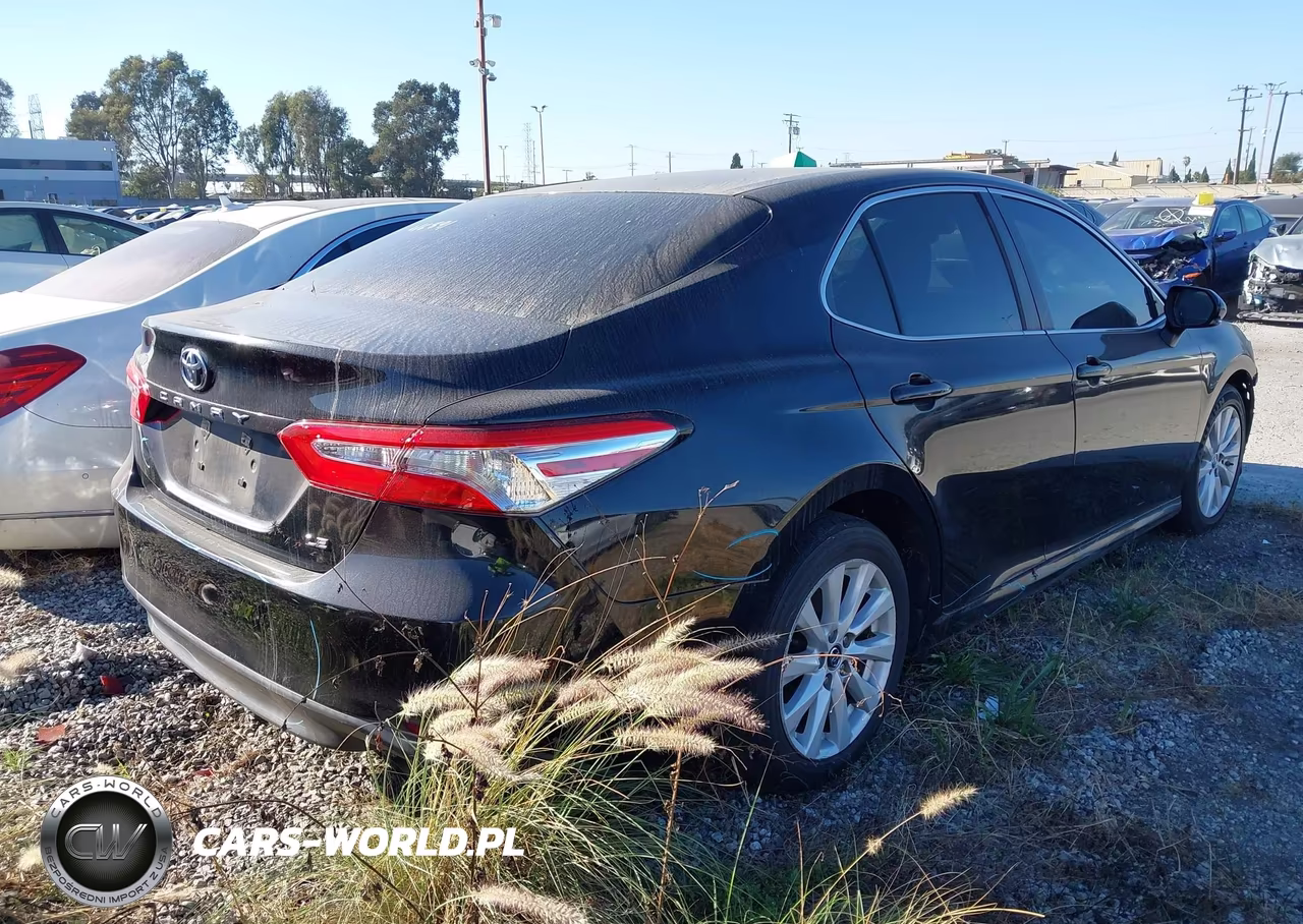 2018 Toyota Camry Le VIN:4T1B11HK3JU631963 - 4