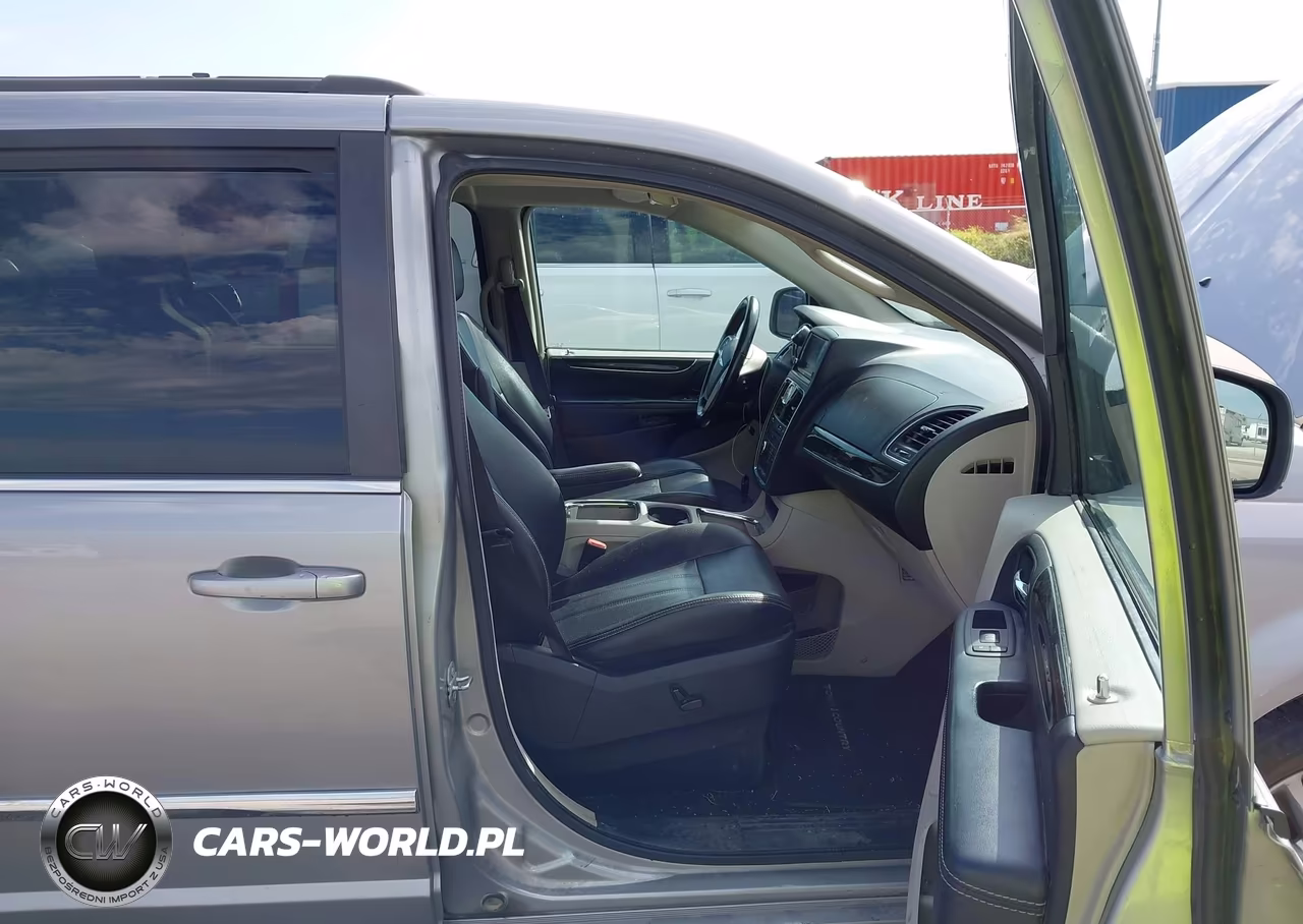 2016 Chrysler Town & Country Touring-L VIN:2C4RC1CG9GR215180 - 5