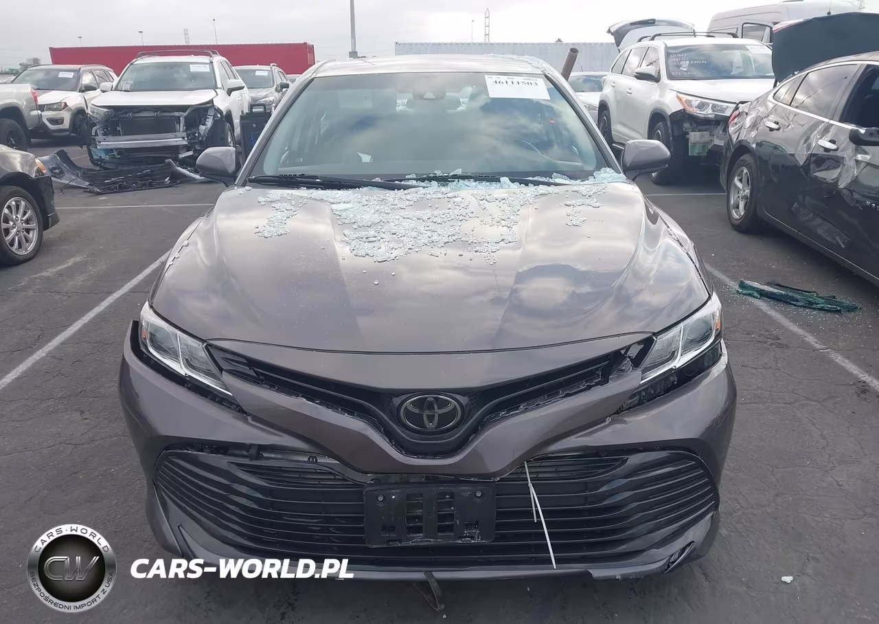 2018 Toyota Camry Le VIN:4T1B11HK9JU065582 - 17