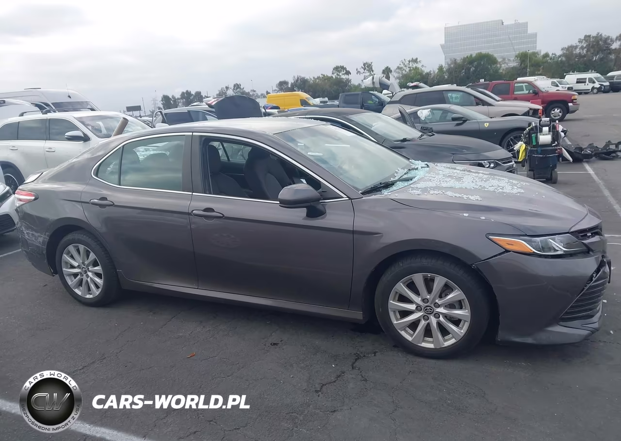 2018 Toyota Camry Le VIN:4T1B11HK9JU065582 - 18