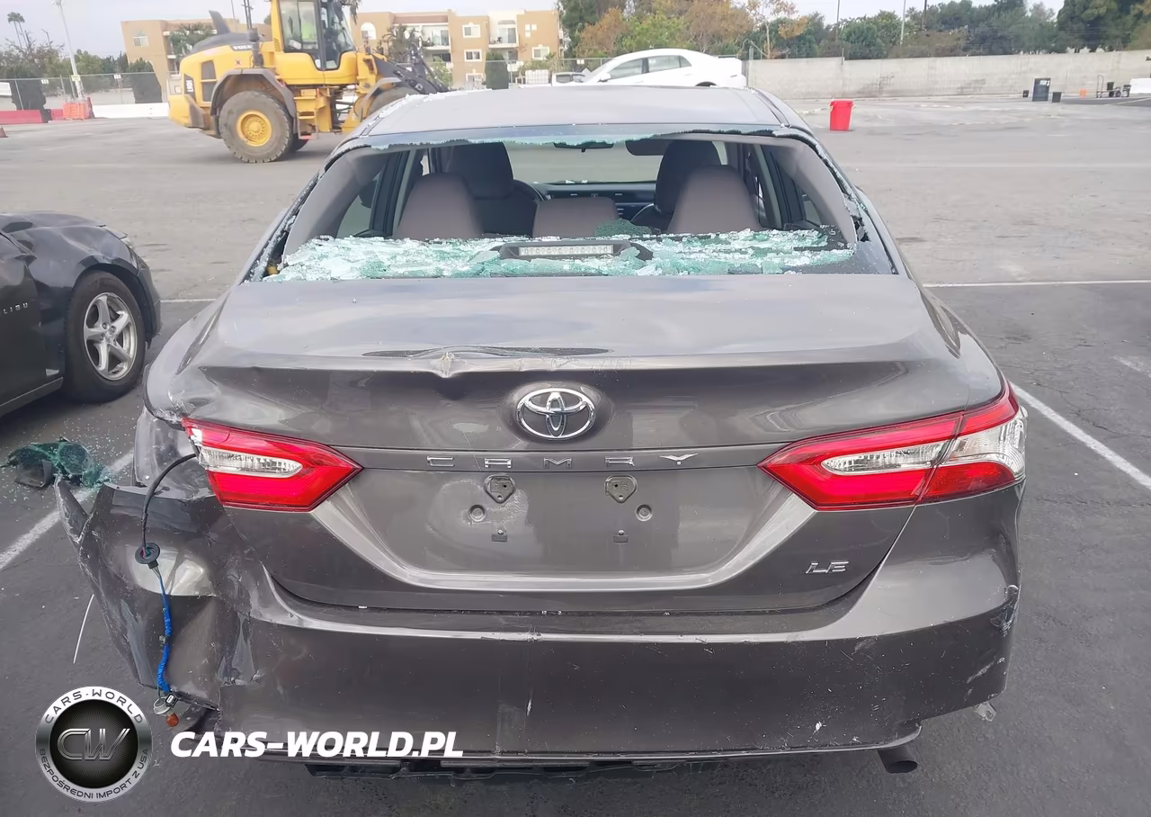 2018 Toyota Camry Le VIN:4T1B11HK9JU065582 - 21