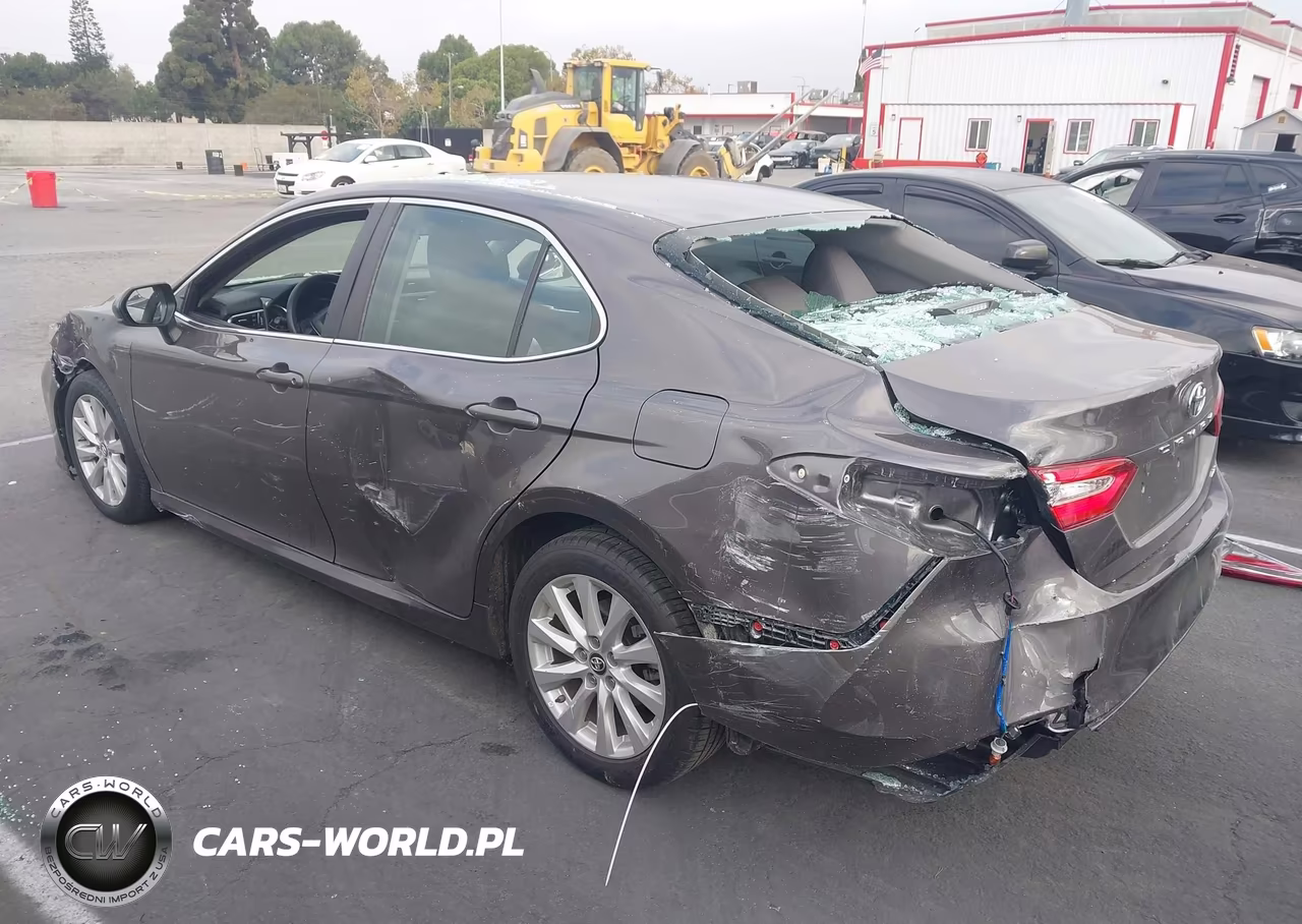 2018 Toyota Camry Le VIN:4T1B11HK9JU065582 - 3